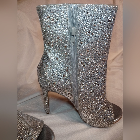 Sold out every where. PRISTINE LIKE NEW STEVE MADDEN DISPUTE-R RHINESTON… - Picture 6 of 9